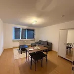 Zwei Zimmerwohnung, Balkon mit Blick auf den Rheinturm