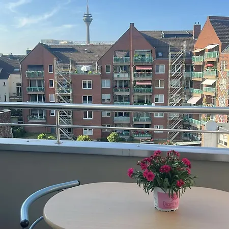 Zwei Zimmerwohnung, Balkon Mit Blick Auf Den Rheinturm Apartment Düsseldorf